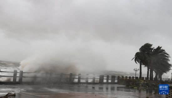 这是9月6日在台风“摩羯”登陆前在海口市美丽沙路附近海边拍摄的海浪。新华社记者 杨冠宇 摄