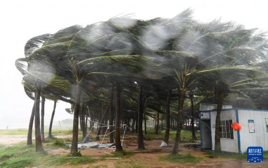  这是9月6日在台风“摩羯”登陆前在海口市埠北环路拍摄的景象。新华社记者 杨冠宇 摄