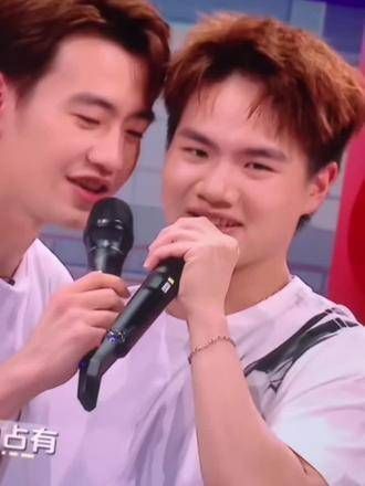 王昶梁伟铿的深情眼神,梁王组合再添佳话,王昶歌声动人心弦…