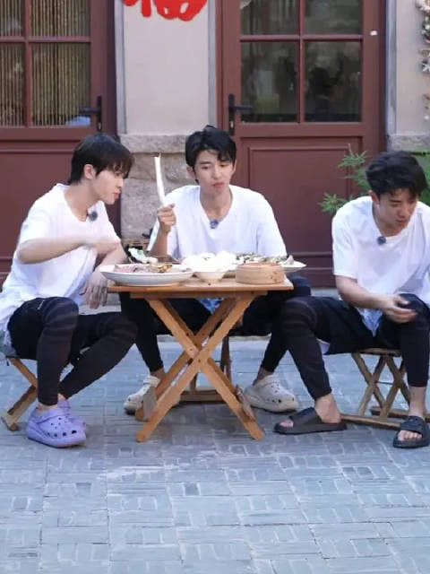 哥哥们真的很疼弟弟的,镜头一转三个宝宝的小桌都摆不下了