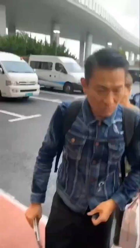 粉丝向刘德华吐槽门票很贵要一万块 刘德华回答说不知道,不是我们卖票…