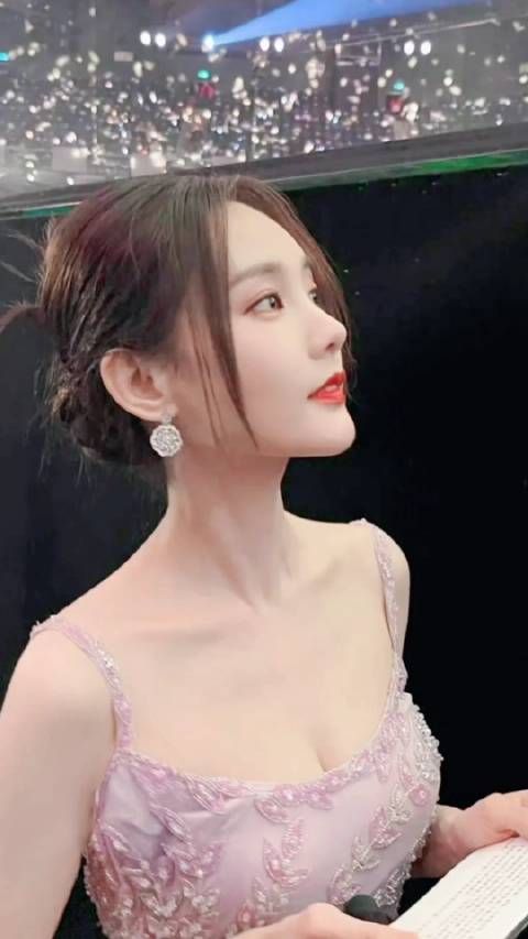 李一桐吊带抹胸露背紫色亮片鱼尾裙,性感又水嫩,柔美怡人