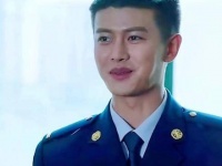 短发造型更显帅气，下面这张是在拍摄 蓝焰突击 时的路透图，一眼就刻在心里！
