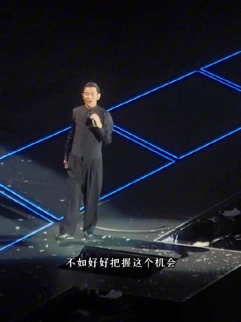 惊心动魄！刘德华今晚深圳演唱会，在唱《男人哭吧哭吧不是罪》时…