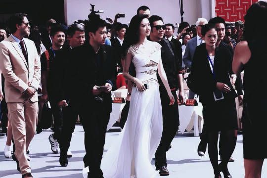 景甜没有之前张扬个性了,现在多了一丝不自信