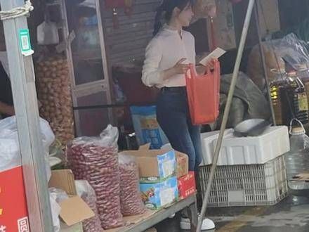 听说是刘涛,也不知真假,但确实很漂亮