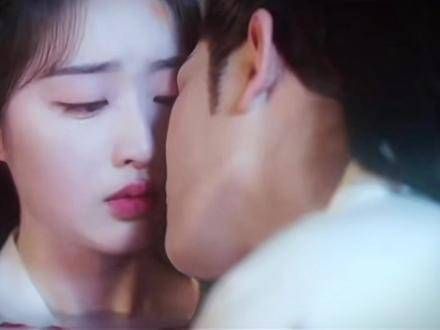 现实中和剧中的初吻!而且还完美演绎了第一次初吻的无措感!