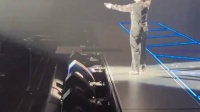 63岁刘德华演唱会踩空摔倒，事发时正演唱《男人哭吧不是罪》