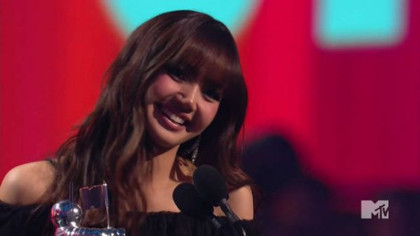 恭喜LISA新单ROCKSTAR获得VMA直播VMA最佳K-Pop!