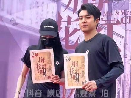 关晓彤韩东君合影，天外来客也来凑热闹