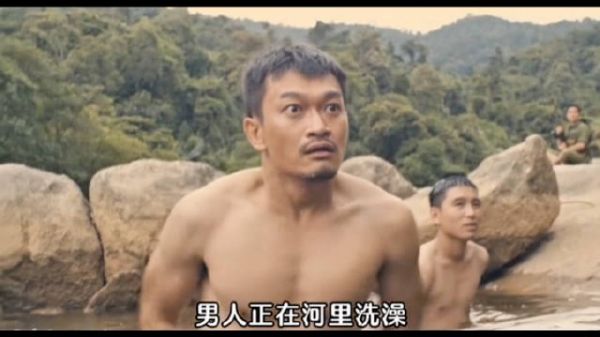 男人正在河里洗澡，突然来了一批越南女兵，后面他们又突然遭到袭击……