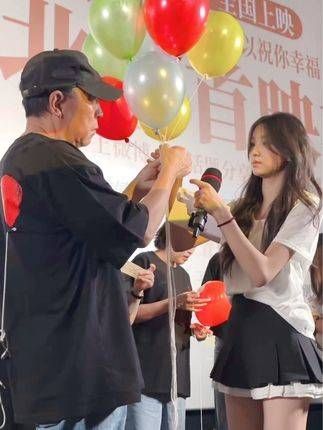 把承载着老师们对未来美好祝愿的气球放飞了!