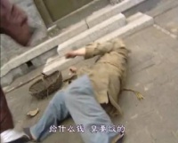 混混不长眼欺负姑娘，谁知她是皇上妹妹