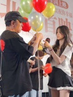 把承载着老师们对未来美好祝愿的气球放飞了！