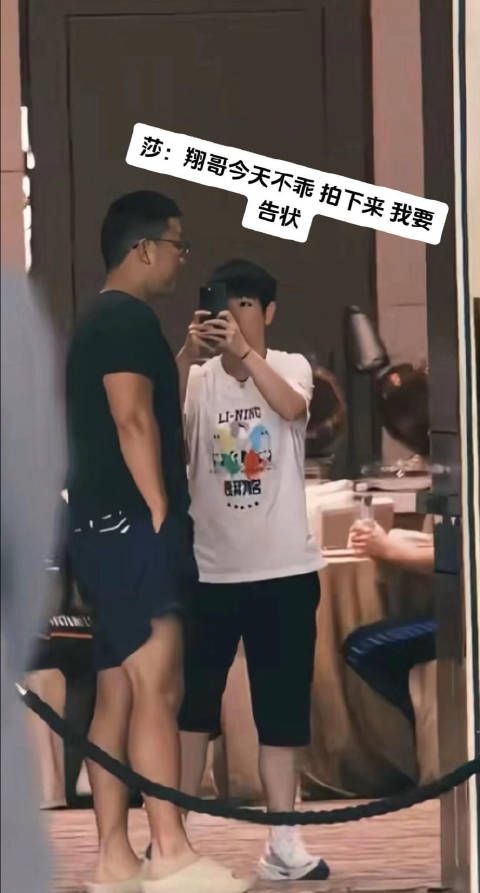 难怪他们不喜欢莎莎拍照,大家都想屏蔽莎莎的朋友圈,因为她不美颜还怼脸拍…