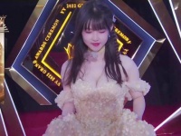 红毯上，主播饭思思，可爱的萌妹，甜美又火辣这谁能扛得住呀 可爱