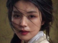 “倘若她仍在人世，想必也会笑得这般灿烂吧”