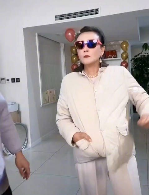 张兰扮孕妇 直播时还说里面有个“小小菲” 然后锤打肚子,精神状态还好吗?