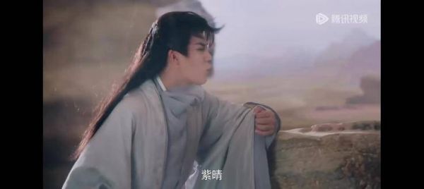 韩紫晴不慎落入沙坑