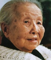 作家冰心离世后，其孙子为何在墓碑写下8个大字？实在大逆不道