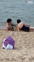 狗子再也不敢做电灯泡了