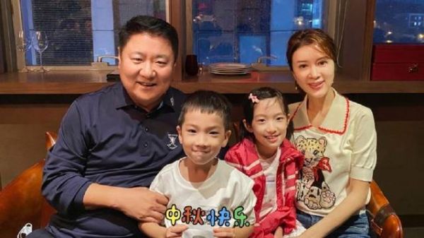 力破婚变谣言!金巧巧罕见分享全家福,与丈夫于冬各抱一娃幸福满满