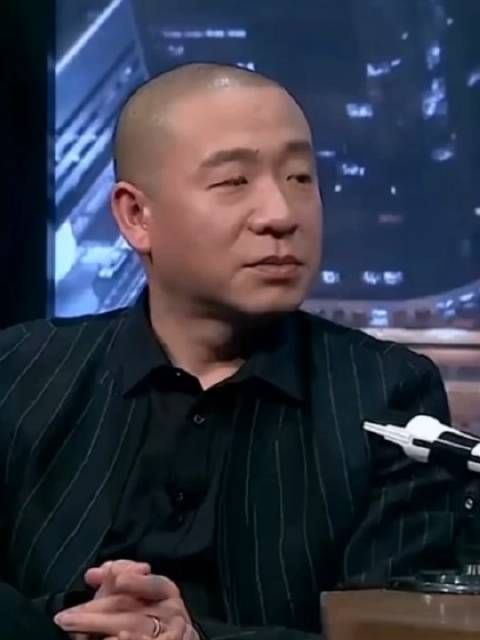 二手玫瑰主唱梁龙谈与王菲的雾水情缘名场面：在某脱口秀节目上…