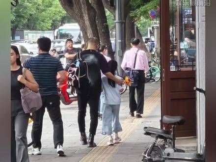 恋爱后仍不忘关怀女儿,接她放学还帮她背书包 章子怡 章子怡
