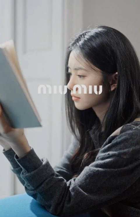 miumiu要的就是活泼叛逆少女感，刘浩存淡淡的妆造大封神