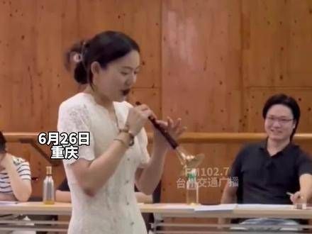 女生在音乐考试时吹唢呐，考官尽力忍住却仍没能憋住笑