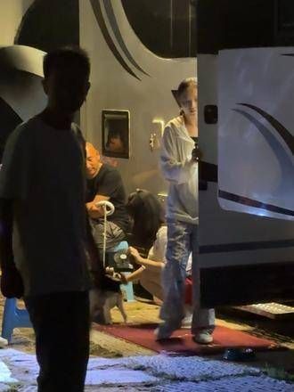 拍戏间隙,麦麦还为拿铁吹了吹风扇