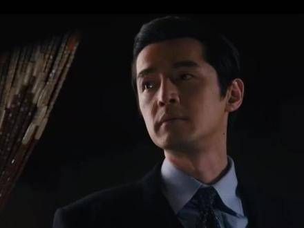 我胡的演技真是绝了!这眼神和背影让人忍不住心痛