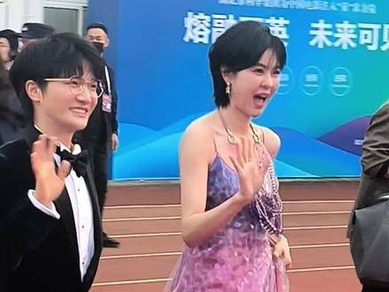 人前步伐轻盈、欢腾跳跃，幕后细心叮嘱、谨慎行事，表演嘉宾，实力汇聚！