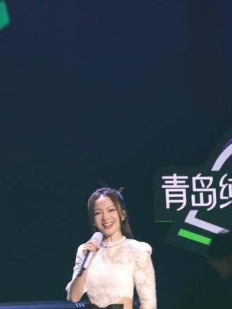 主持人提到张韶涵的名字时,现场的欢呼声瞬间淹没了主持人的声音…