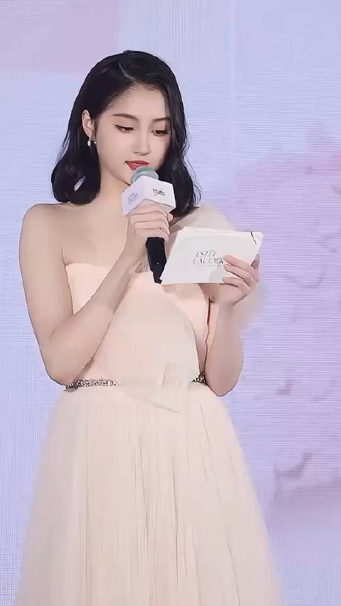 9月20日,关晓彤在上海参加“粉红丝带”公益活动