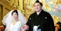 日本相扑又肥又丑，为何日本女孩争着嫁？原因很简单