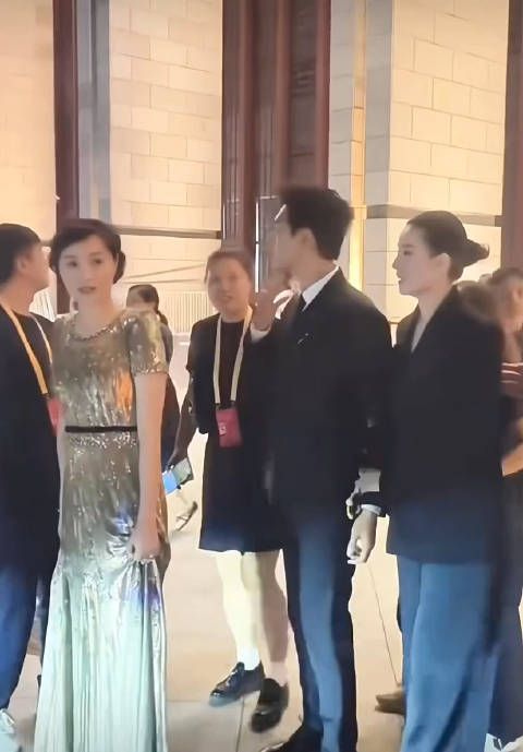 李现人缘真的好,和吴越拥抱,宋佳挽着他的手