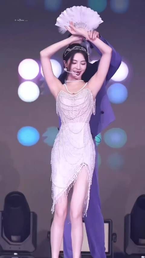 许佳琪身着foryou给你婚纱代理品牌anny