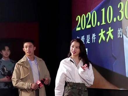 “站起来行程特别长”?调侃的长腿!映后现场花絮