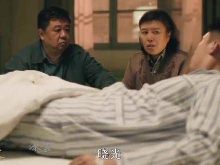 晓光中弹后，郑北背着他在去医院的路上产生了幻觉，把队友误认为敌人了