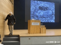 摄影大师讲座时很多人看手机，真问题是什么