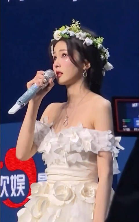 白鹿首唱会上感谢环节几度哽咽,强忍着还是哭了…