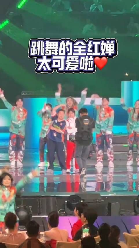 不但我们婵宝会唱歌,还有在台上跳舞也是一绝啊!这应该是第一次跳街舞吧!
