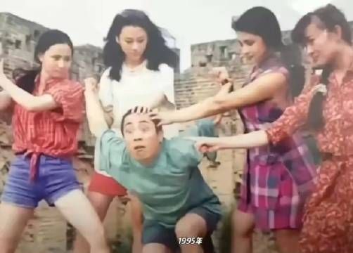 1995年张艺谋和4位美女长城合影,这张照片藏了多少故事?