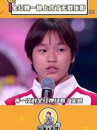 是晚会上最忙碌的人了吧,一晚上合影的人络绎不绝…