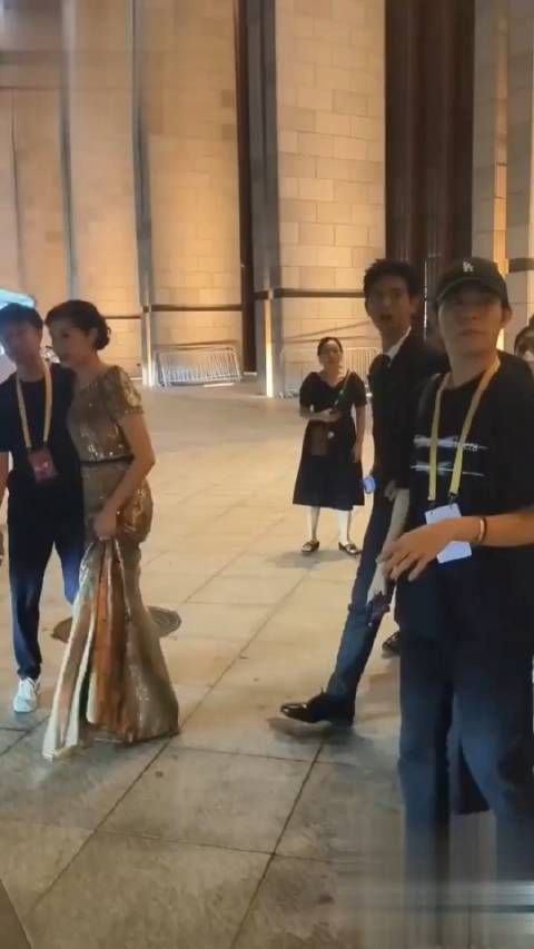 飞天奖吴越宋佳李现相遇,李现和吴越打招呼并拥抱,看起来关系都不错