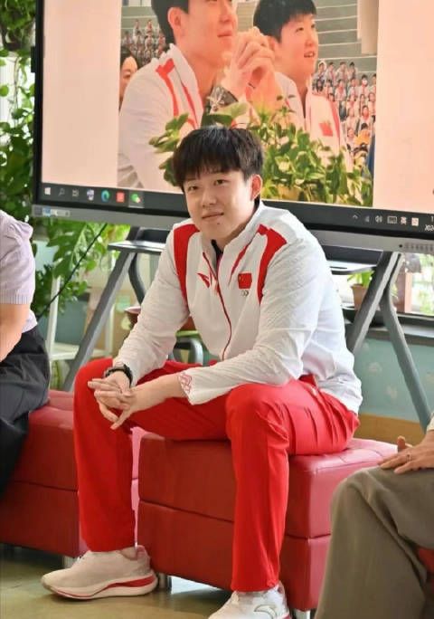 该说不说的,坐那也笑了,投屏图也在笑,今天这个班上的,就是心情超好