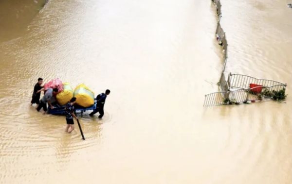 7月21日，郑州市内，市民在转移物资。图片来源：新华社记者 朱祥 摄