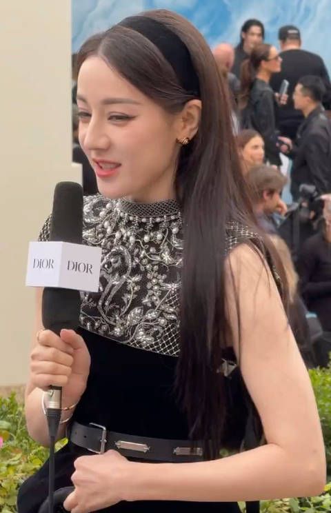 迪丽热巴时装周采访生图,五官好分明啊,她是大美人这件事是客观的