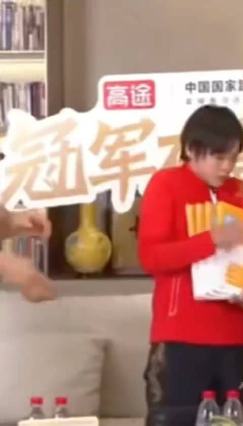 看到那些卷子就头痛,全妹:你别过来呀,这东西烫手!